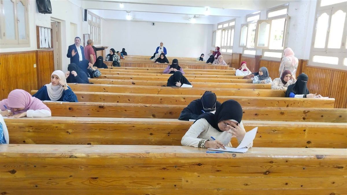 جانب من أعمال الامتحانات