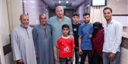 الخطيب يطمئن على تطورات الحالة الصحية لـ«مشجع الأهلي» بعد إصابته في مباراة القمة الأخيرة.. صور