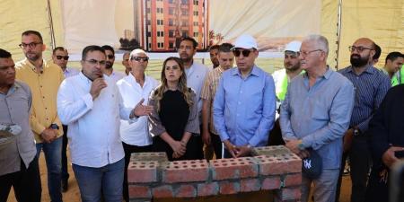 محافظ المنيا يضع حجر أساس مشروع “عمارات النخيل” بأرض الروبة