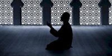 ما حكم تأخير الصلاة بسبب العمل؟.. أمين الفتوى يجيب