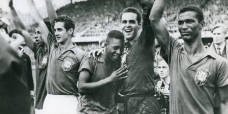 مونديال 2026 يشهد طرح قميص بيليه في نهائي 1958 بمزاد علني