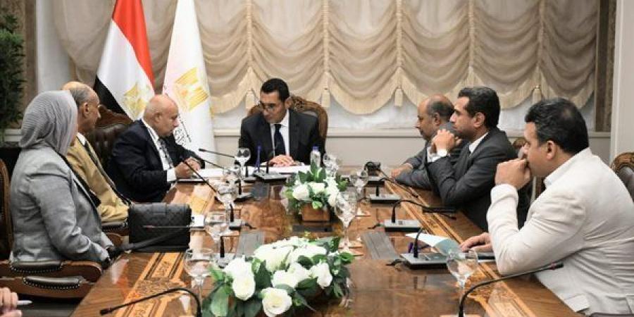 وزير الرياضة يلتقي مجلس إدارة نادي دكرنس  للاطلاع على مستجدات المشروعات الإنشائية